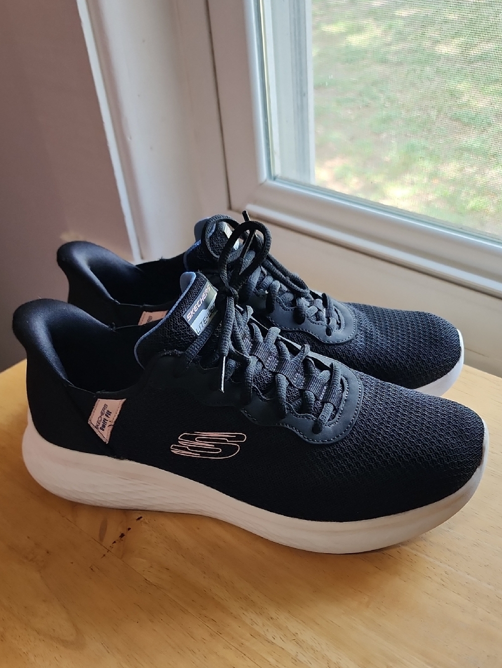 Skechers Women's Black Knit Swift Fit Sneakers Size 8